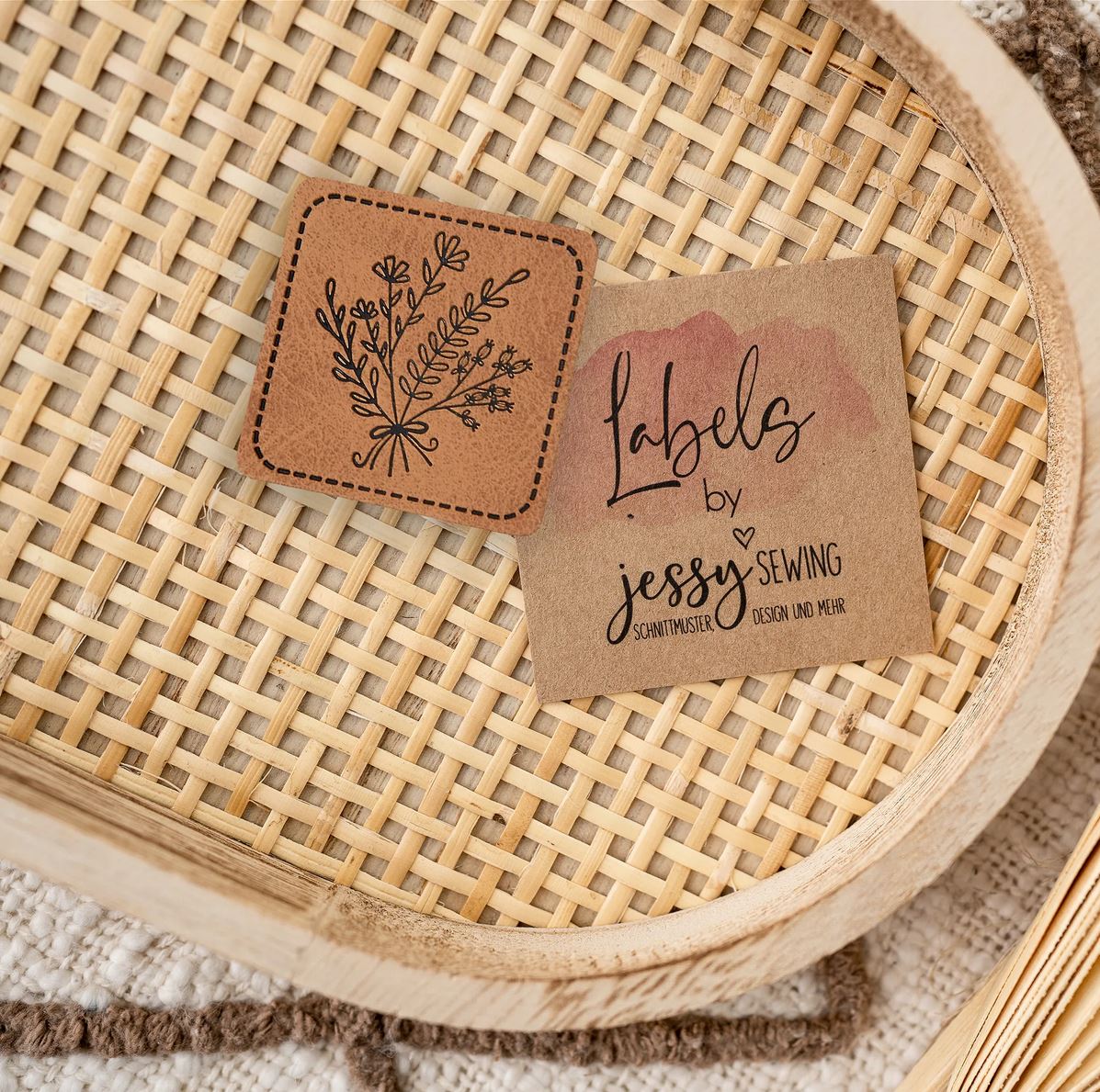 Jessy Sewing Kunstleder-Label mit aufgedruckter Nähnaht - "Blumenstrauß" - braun