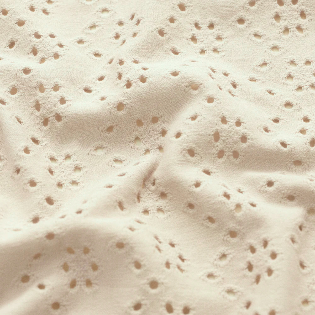 Jersey Strickstoff mit Lochstickerei Embroidery - Blumen