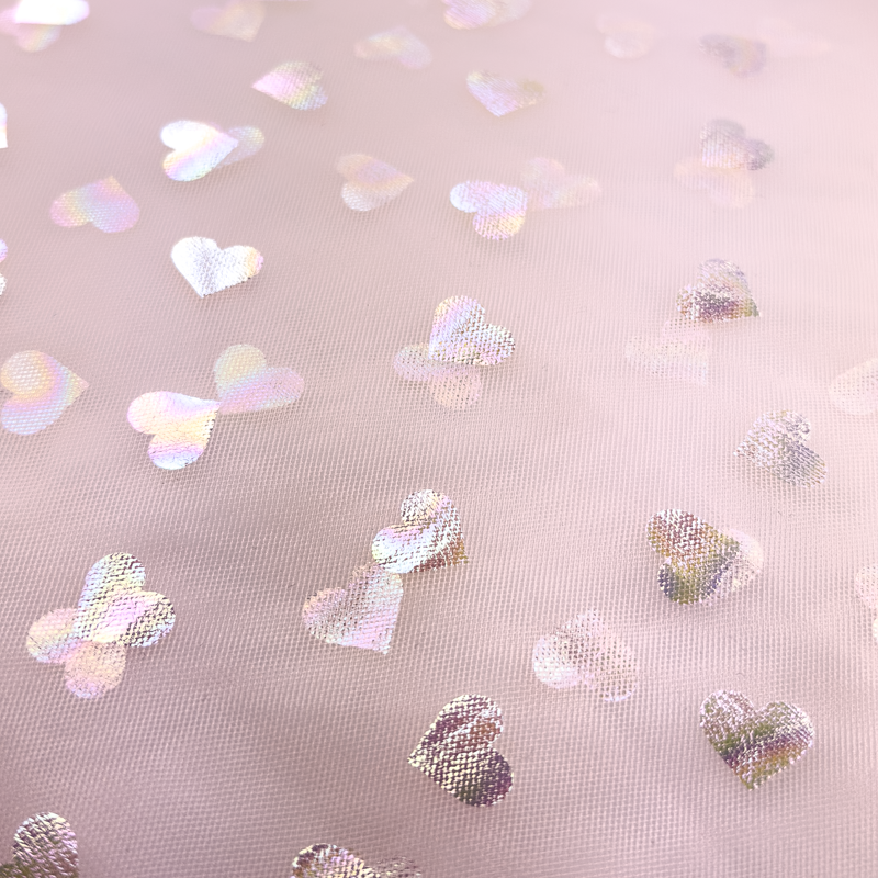 Tüll mit Regenbogenherzen