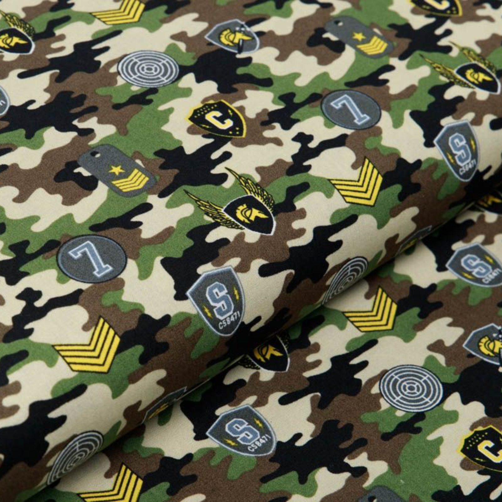 Webware_Baumwolle_Popeline_-_Army-Patches_und_Marken_auf_Camouflage