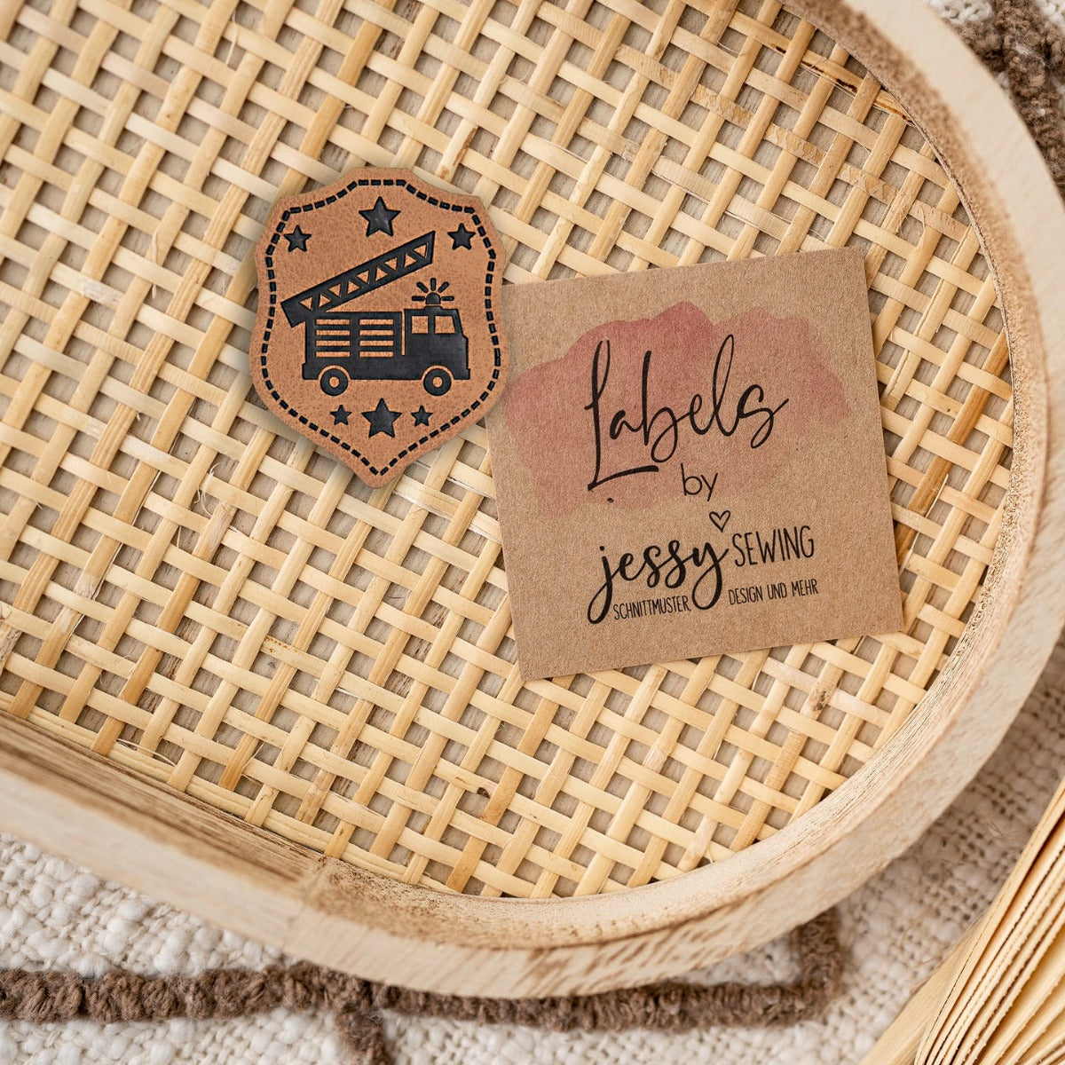 Jessy Sewing Kunstleder-Label mit aufgedruckter Nähnaht - "Wappen Feuerwehr" - braun