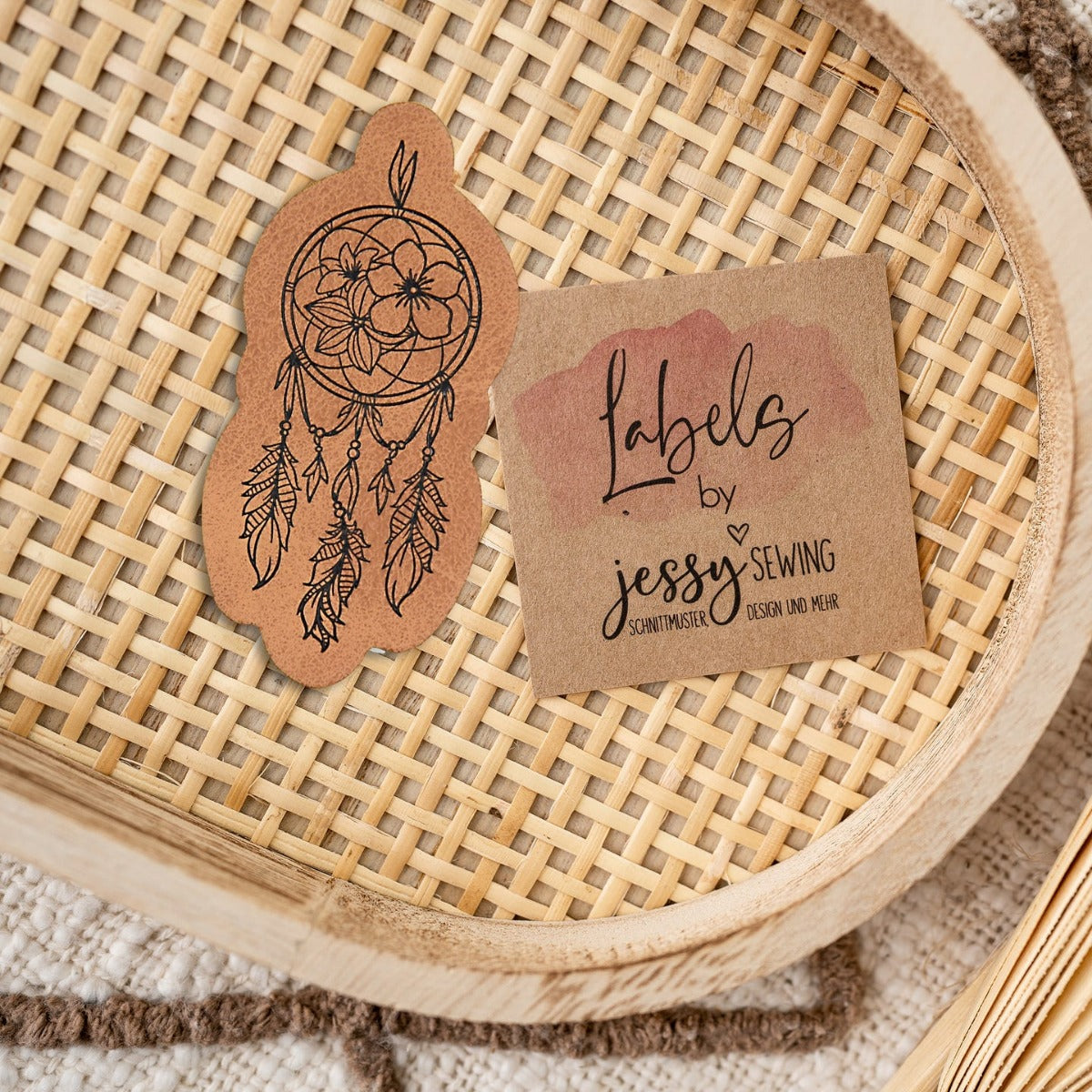 Jessy Sewing Kunstleder-Label mit aufgedruckter Nähnaht - "Dreamcatcher" - braun
