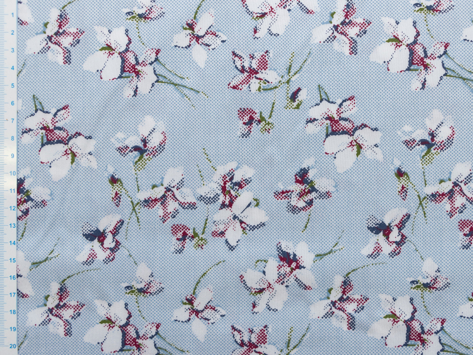 Webware Baumwolle Renforcé mercerisiert für Trachten - Blumen auf Pixel - hellblau