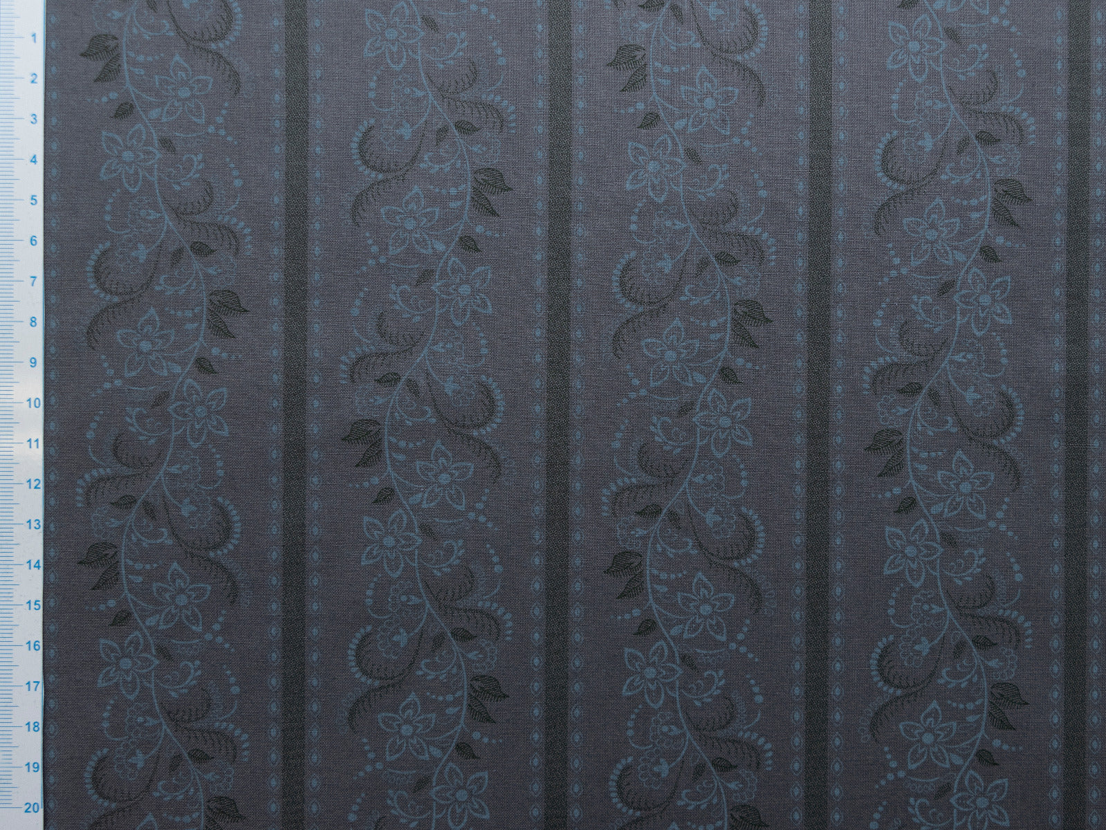 Webware Baumwolle Renforcé mercerisiert für Trachten - verschnörkelte Blumenranken - grau