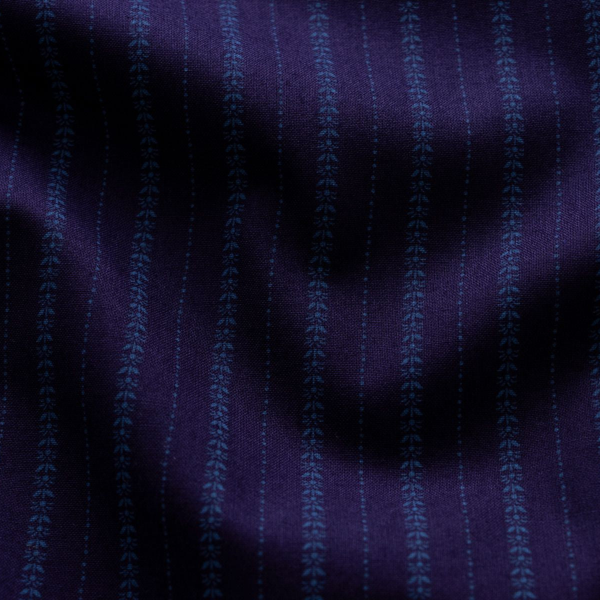 Webware Baumwolle Renforcé mercerisiert für Trachten - feine Muster-Streifen - dunkles lila