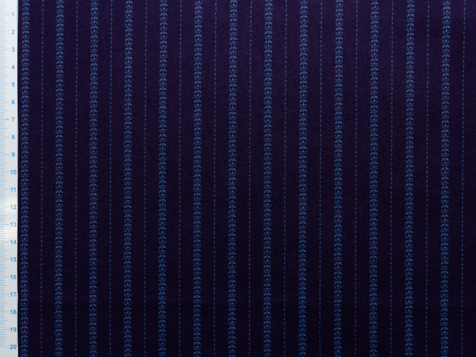 Webware Baumwolle Renforcé mercerisiert für Trachten - feine Muster-Streifen - dunkles lila