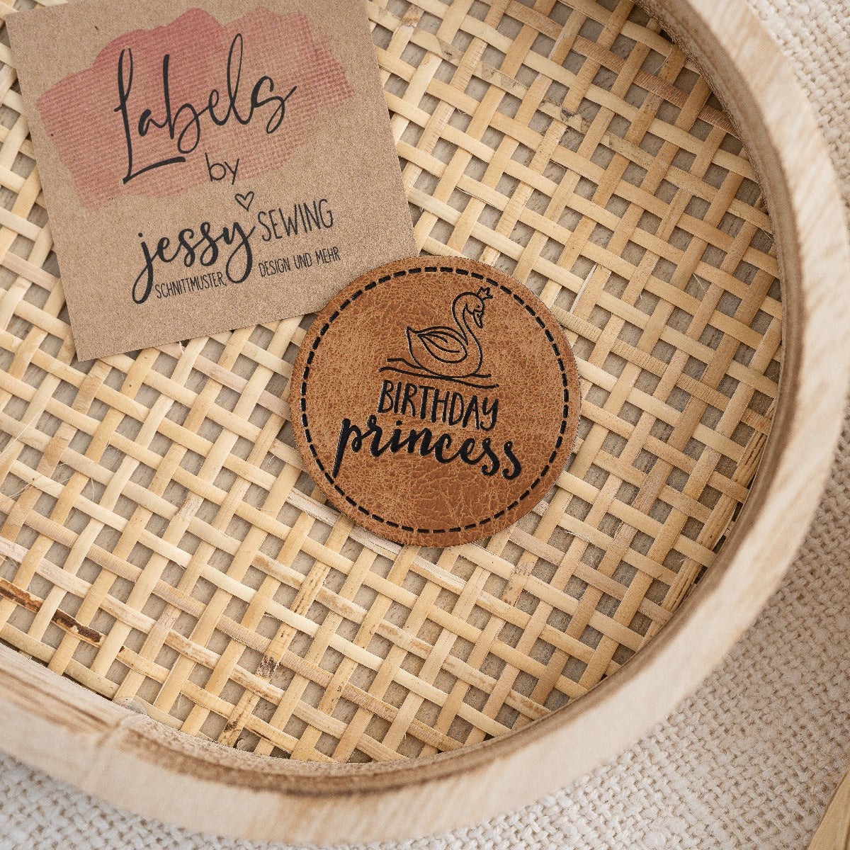 Jessy Sewing Kunstleder-Label mit aufgedruckter Nähnaht - "Birthday Princess" - braun