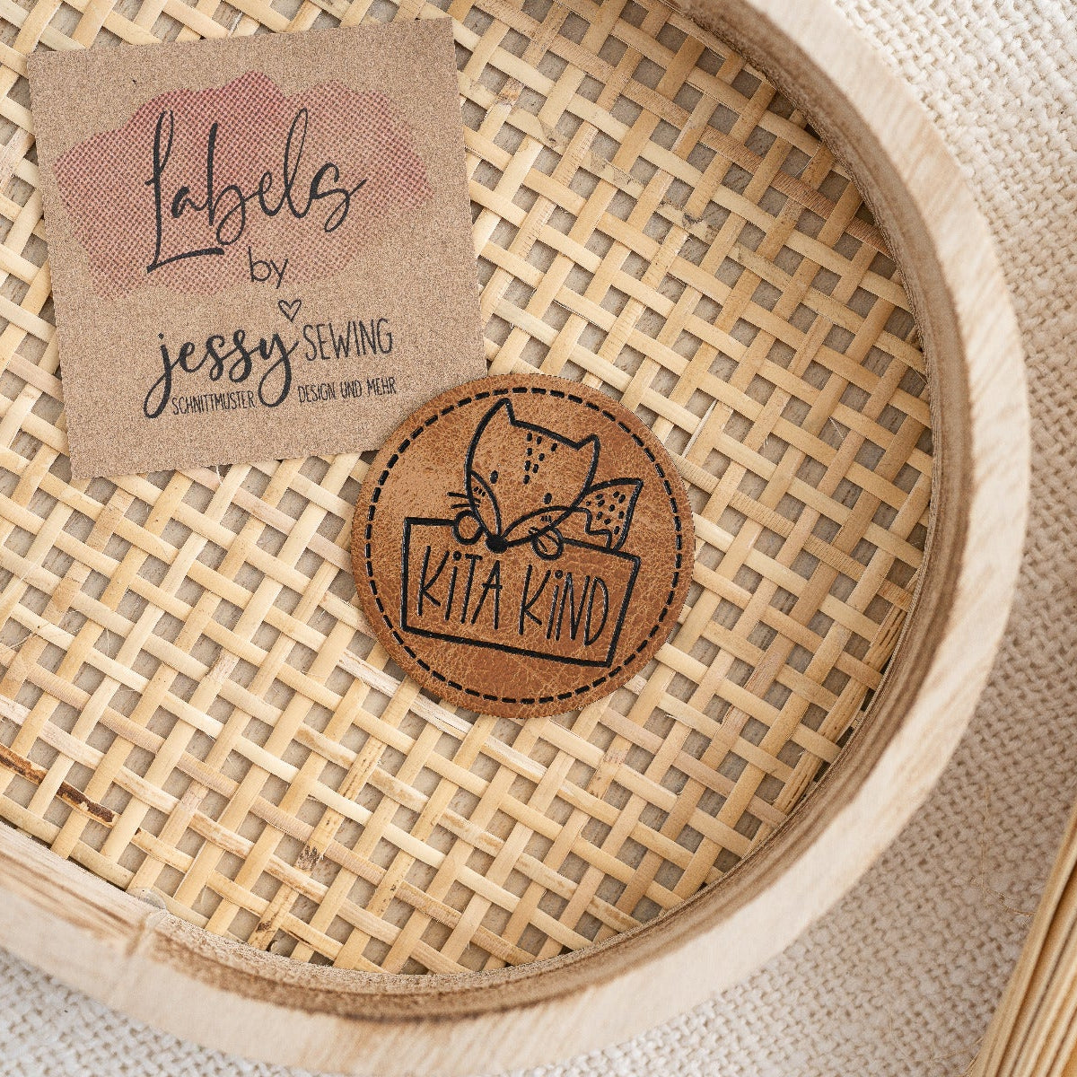 Jessy Sewing Kunstleder-Label mit aufgedruckter Nähnaht - "Kita Kind" - braun