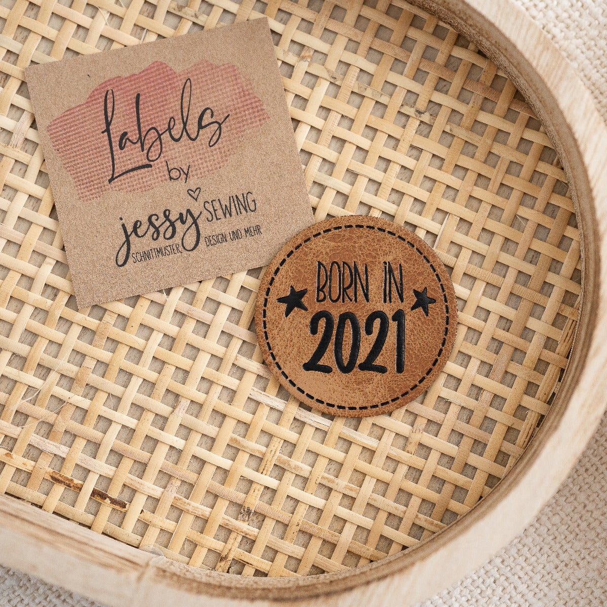 Jessy Sewing Kunstleder-Label mit aufgedruckter Nähnaht - "Born in 2021" - braun