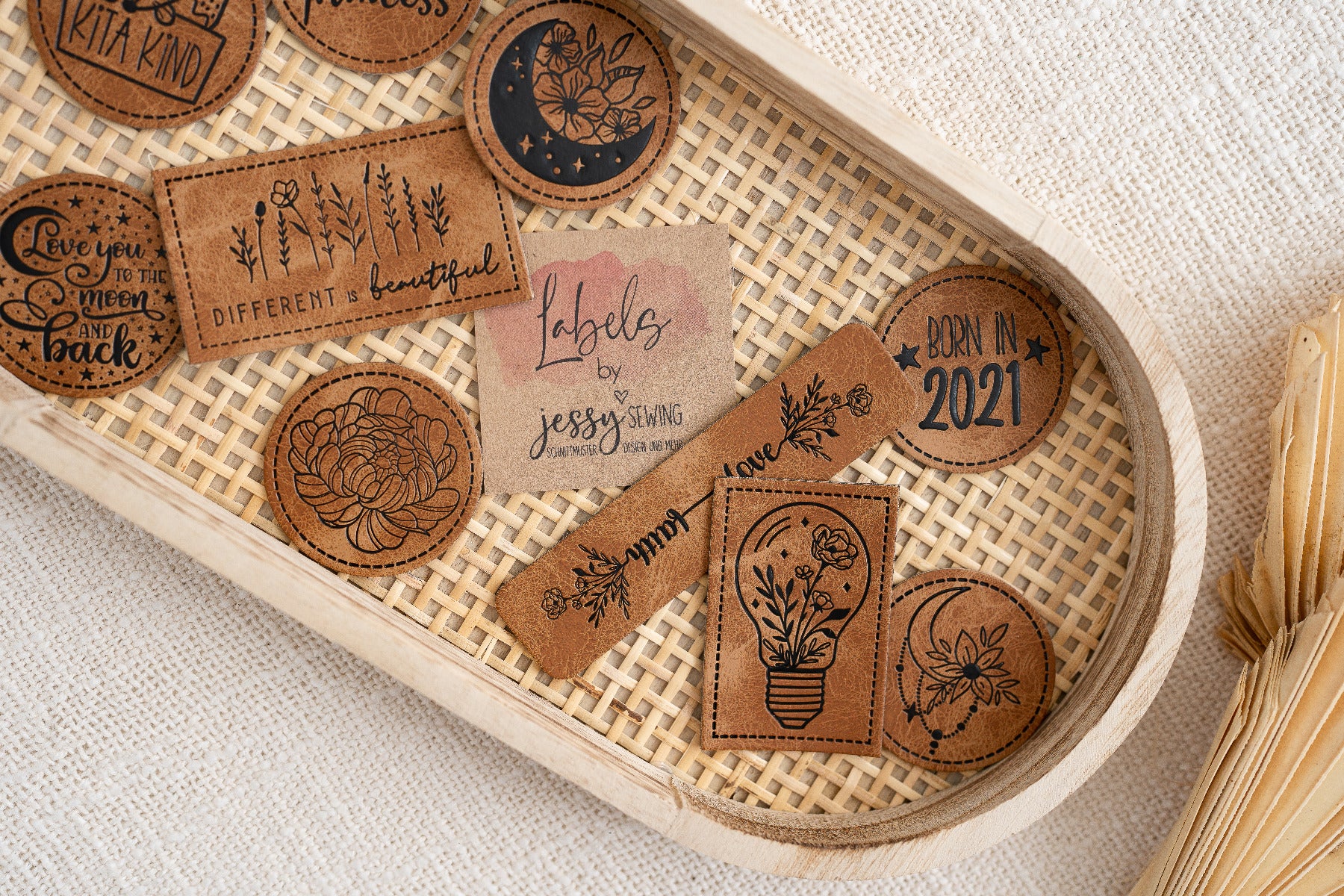 Jessy Sewing Kunstleder-Label mit aufgedruckter Nähnaht - "Sewista- I Love it" - braun