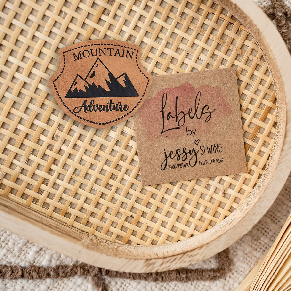 Jessy Sewing Kunstleder-Label mit aufgedruckter Nähnaht - "Wappen Mountain" - braun