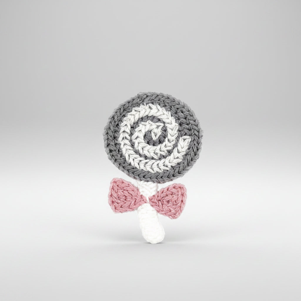 Häkelapplikation/Aufnäher ca. 45 mm x 30 mm - Lollipop Blümchen - grau