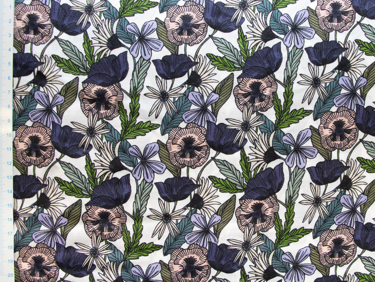 Satin - glänzend - verschiedene Blümchen - weiß - dunkelblau