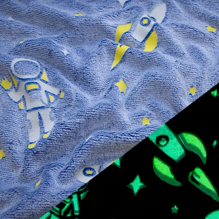 Wellnessfleece "Glow in the Dark" - Astronauten im Weltall - blau