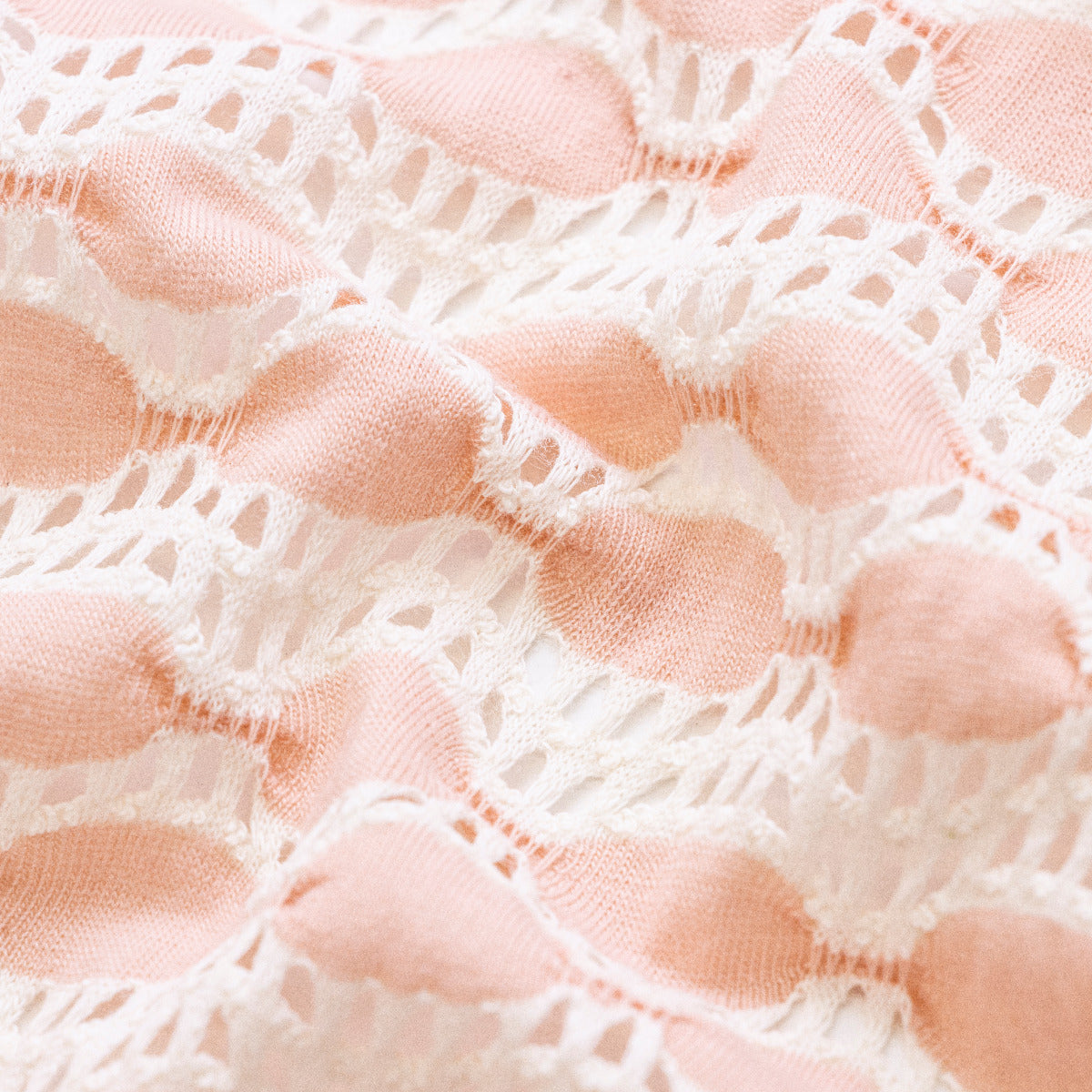 Leichter Jacquard Feinstrick Broderie - Wellen-Lochstickerei - lachsfarben