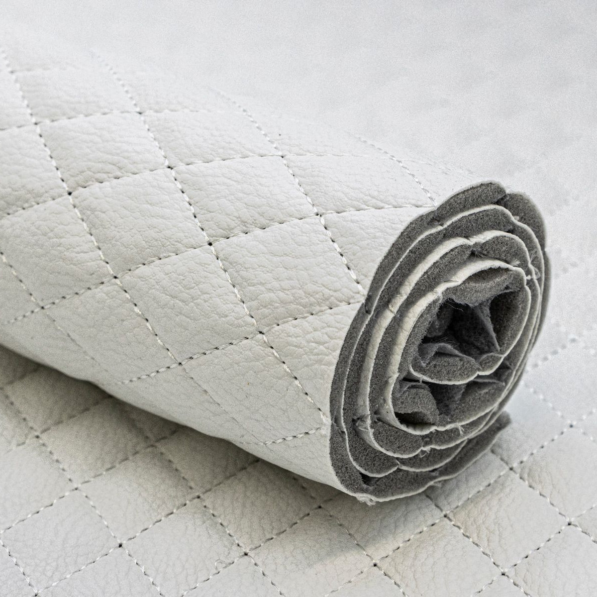 Struktur Kunstleder Coupon ca. 50 cm x 70 cm - Rautenmuster nahtgesteppt