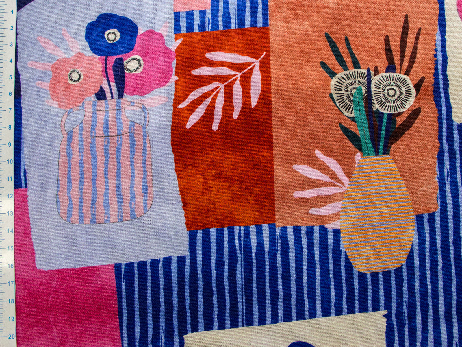 Canvas Digitaldruck Tossed Vases by Nerida Hansen - Abstrakte Vasen mit Blumen