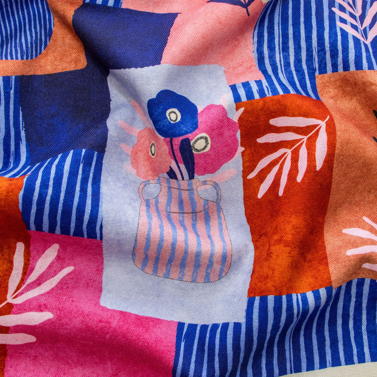 Canvas Digitaldruck Tossed Vases by Nerida Hansen - Abstrakte Vasen mit Blumen