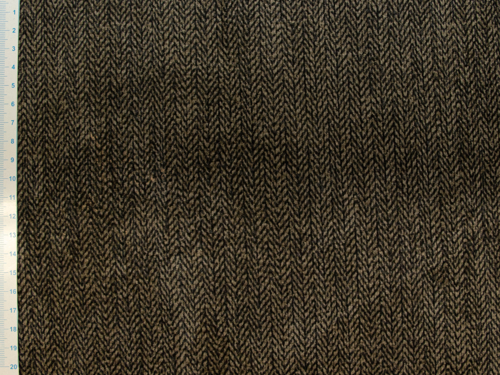 Jacquard mit samtiger Rippenstruktur - Fischgrätmuster - olivgrün