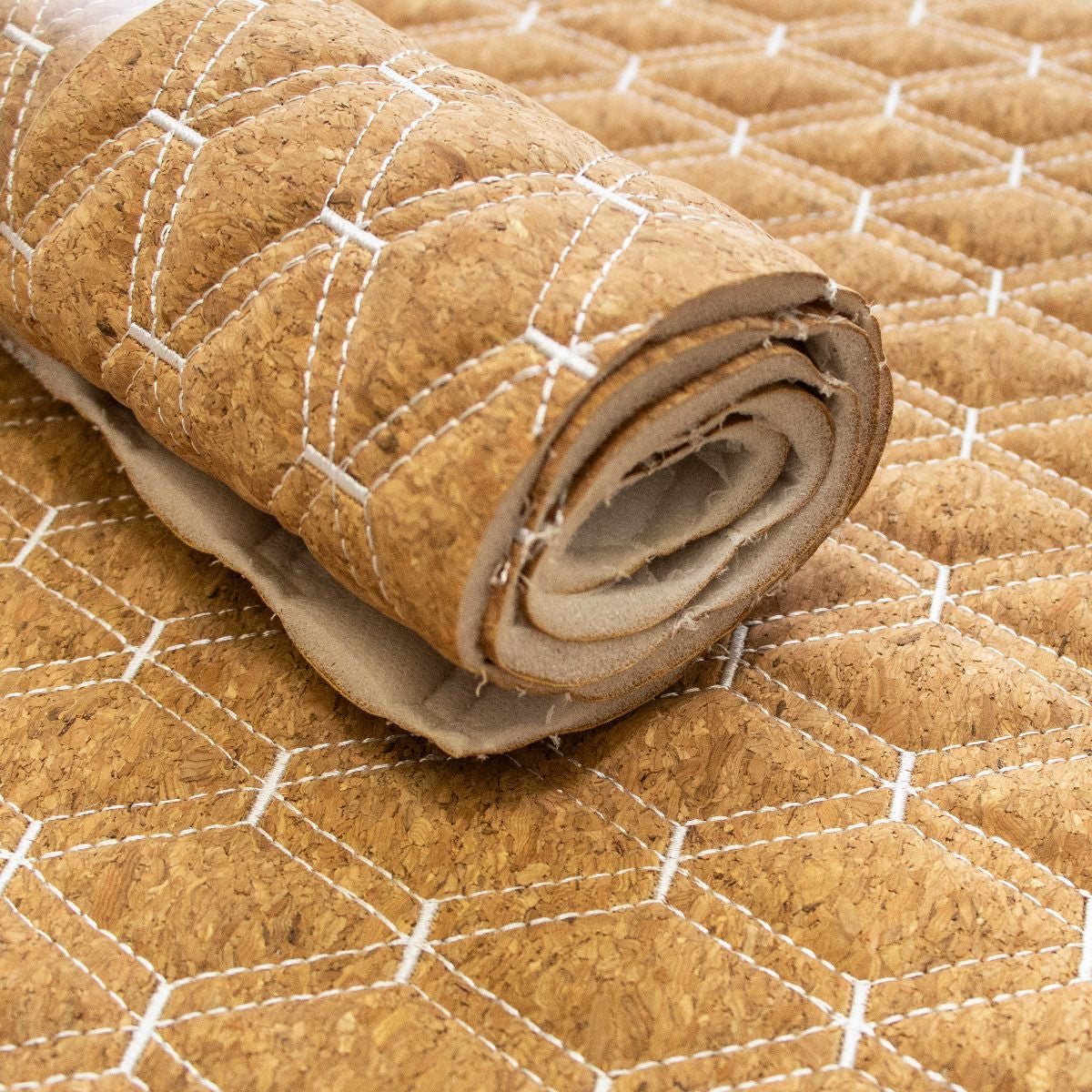 Kork Coupon ca. 50 cm x 65 cm - geometrisches Muster nahtgesteppt - weiß