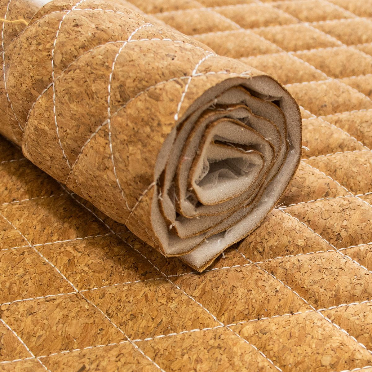 Kork Coupon ca. 50 cm x 65 cm - Rautenmuster nahtgesteppt - weiß