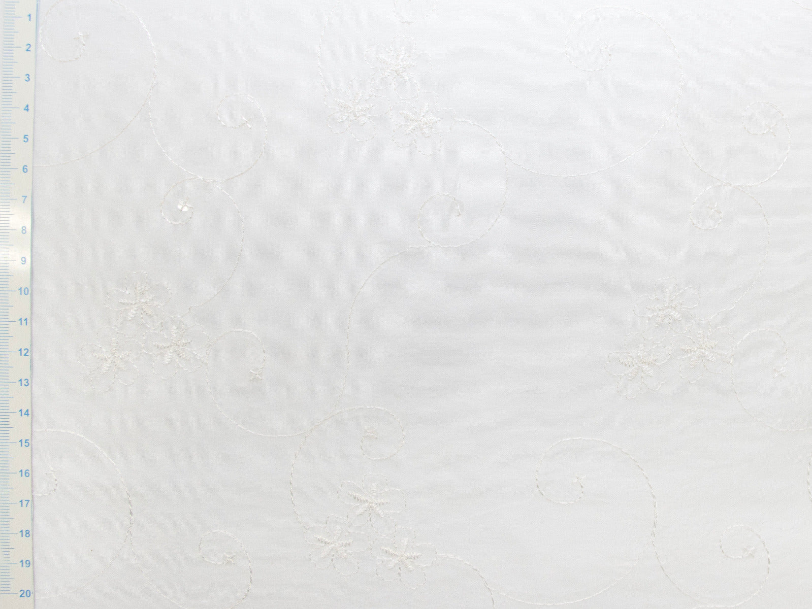 Taft - Blumenstickerei - weiß