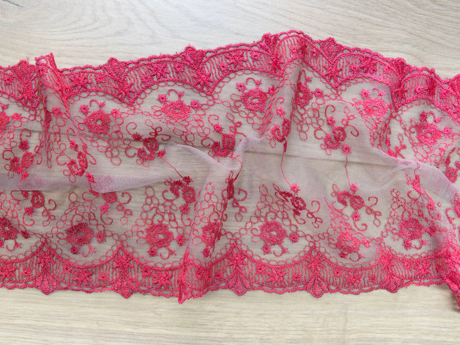 Spitzenband - 18 cm breit - Blumenranken - pink - grau