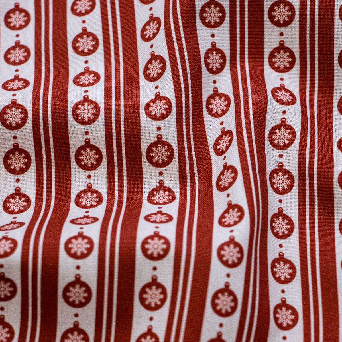 Webware Baumwolle Joel - Weihnachtskugeln auf Streifen - weiß-rot
