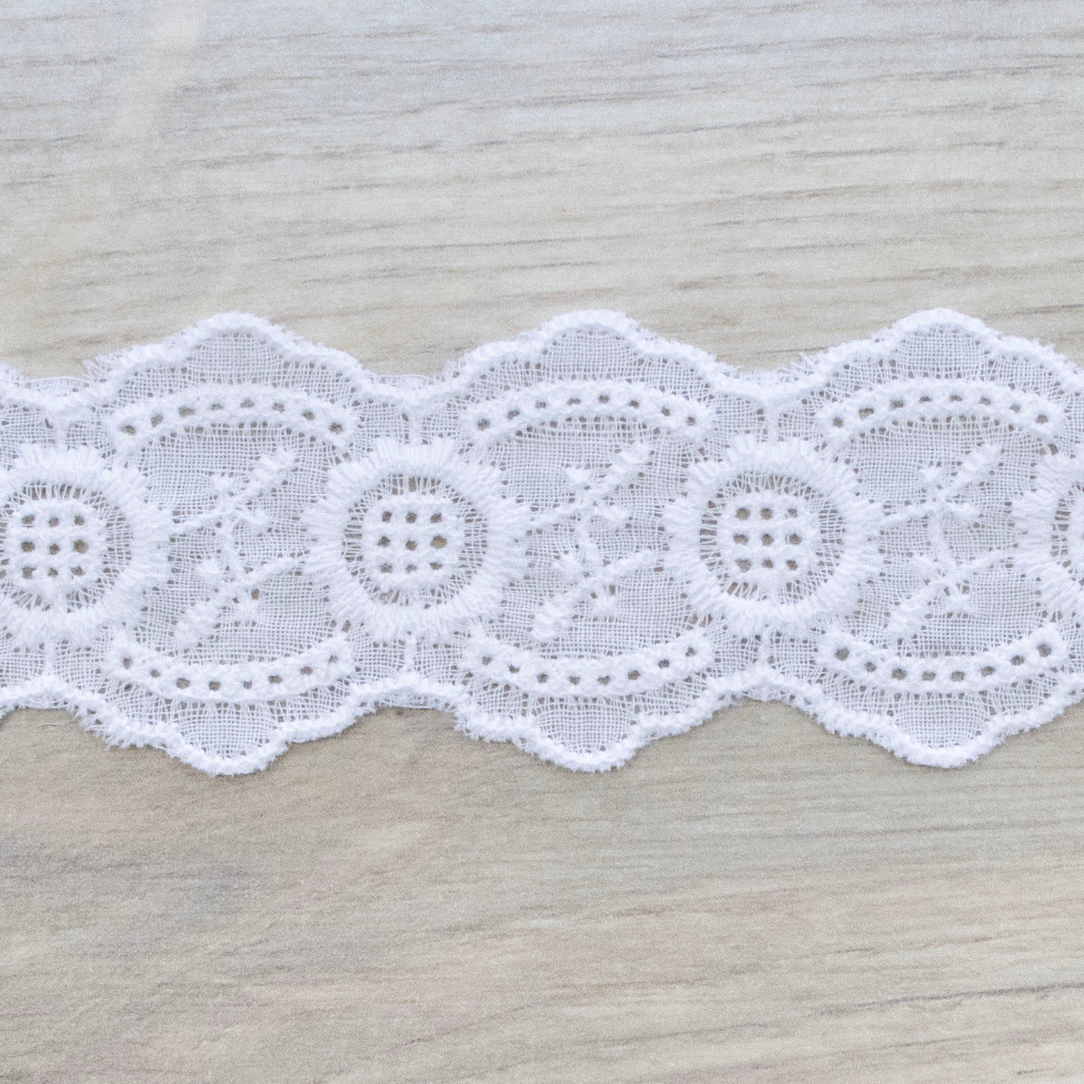 Spitzenband - ca. 3,5 cm breit - weiß