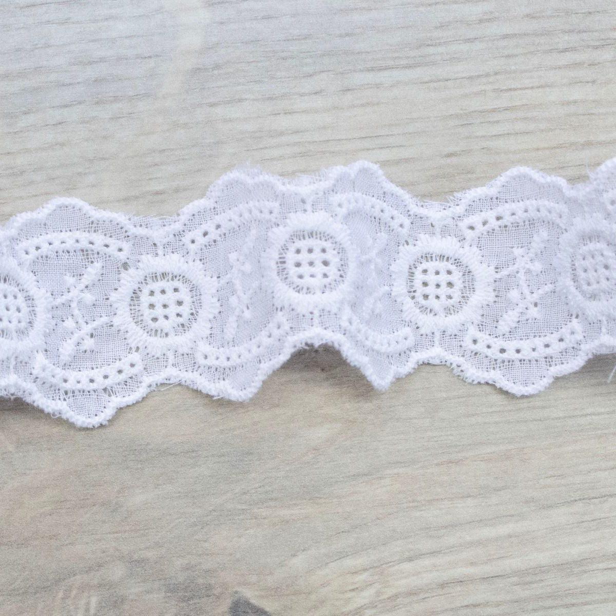 Spitzenband - ca. 3,5 cm breit - weiß