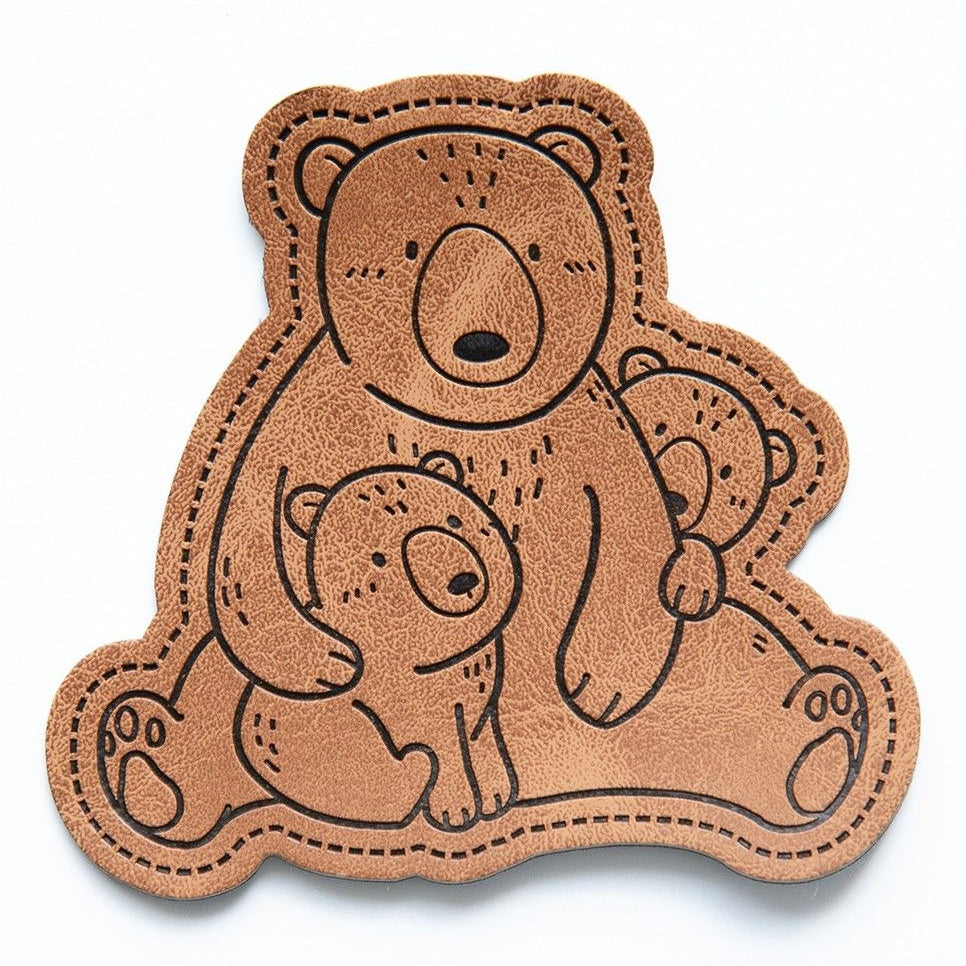 Jessy Sewing Kunstleder-Label mit aufgedruckter Nähnaht "Bearfamily" - braun
