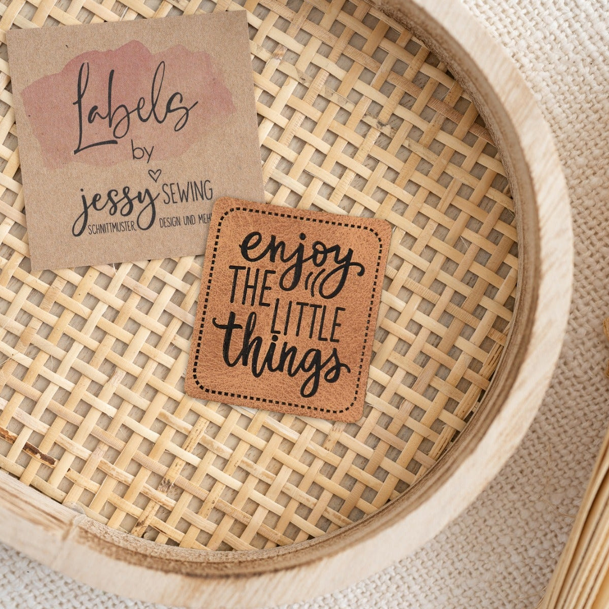 Jessy Sewing Kunstleder-Label mit aufgedruckter Nähnaht - "Enjoy the little things" - braun