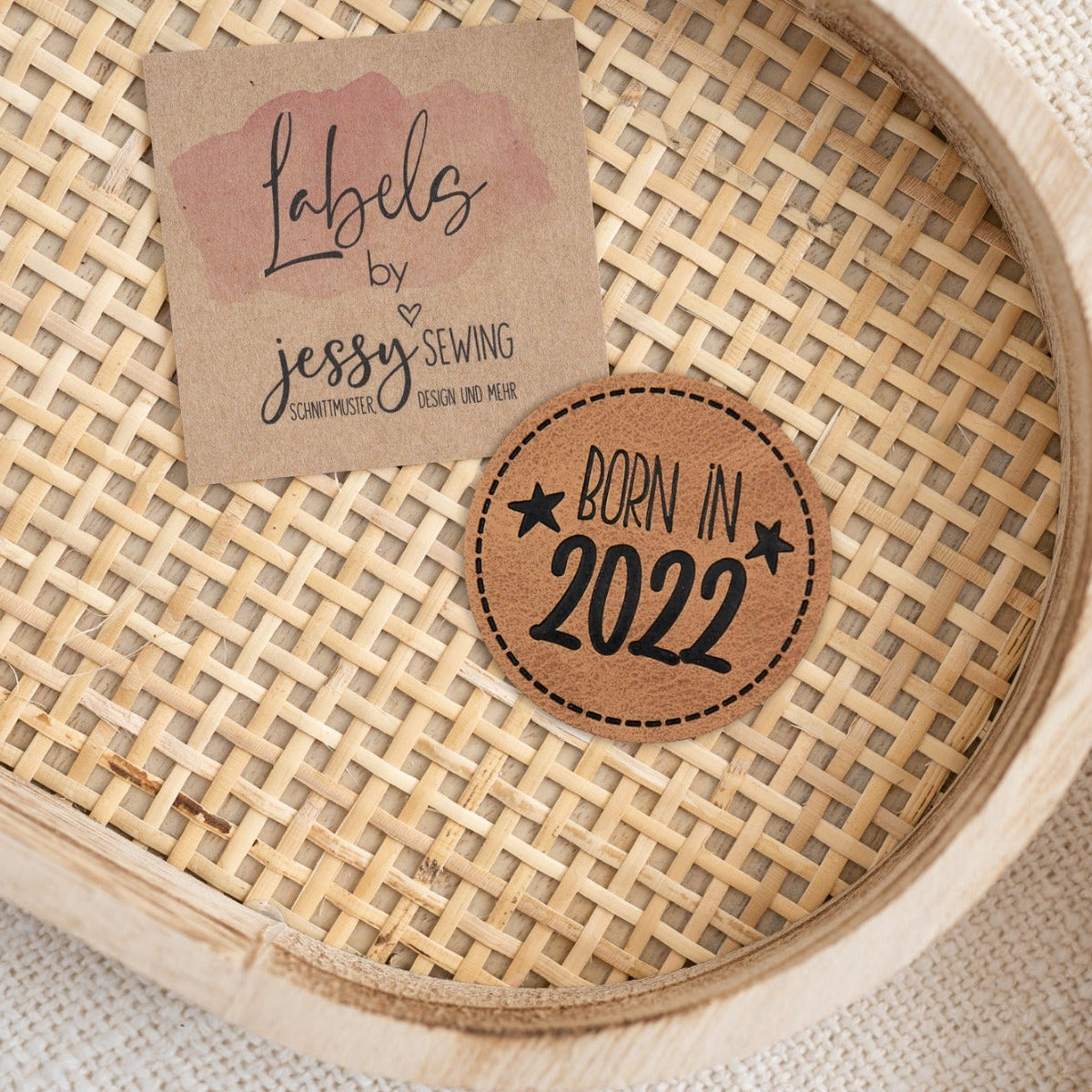 Jessy Sewing Kunstleder-Label mit aufgedruckter Nähnaht - "Born in 2022" - braun
