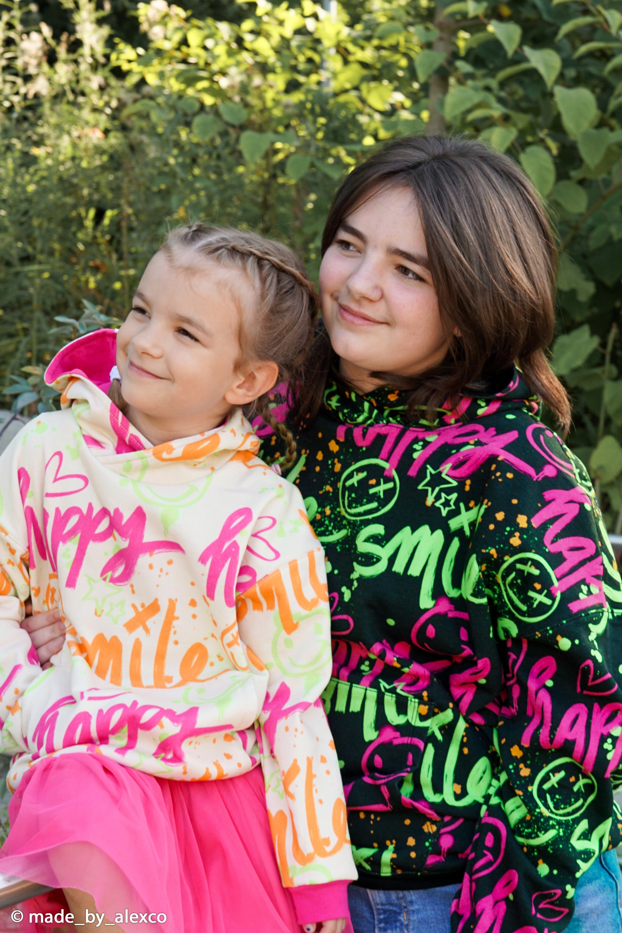 Leicht angerauter Sweat Swafing Happy Smile - Neon Graffiti - schwarz