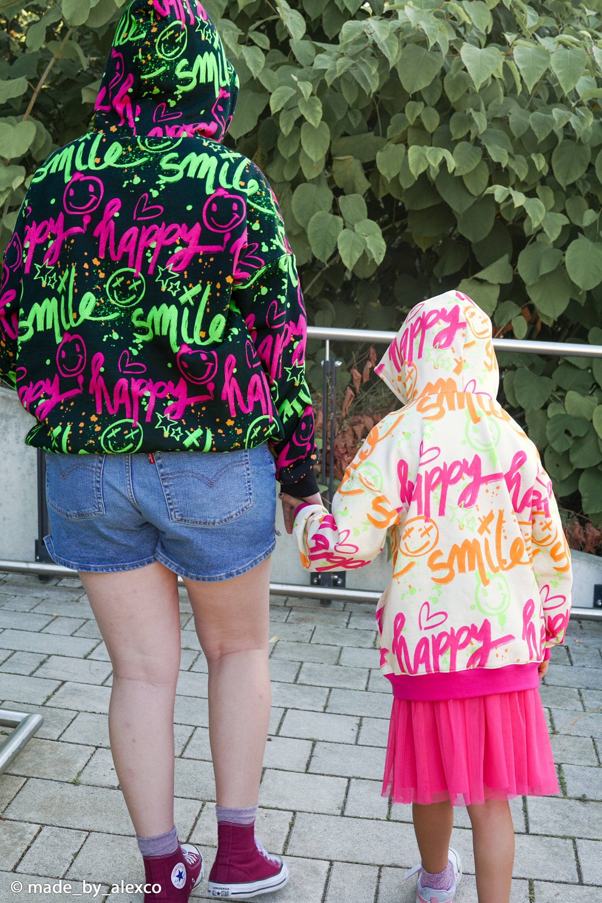 Leicht angerauter Sweat Swafing Happy Smile - Neon Graffiti - schwarz