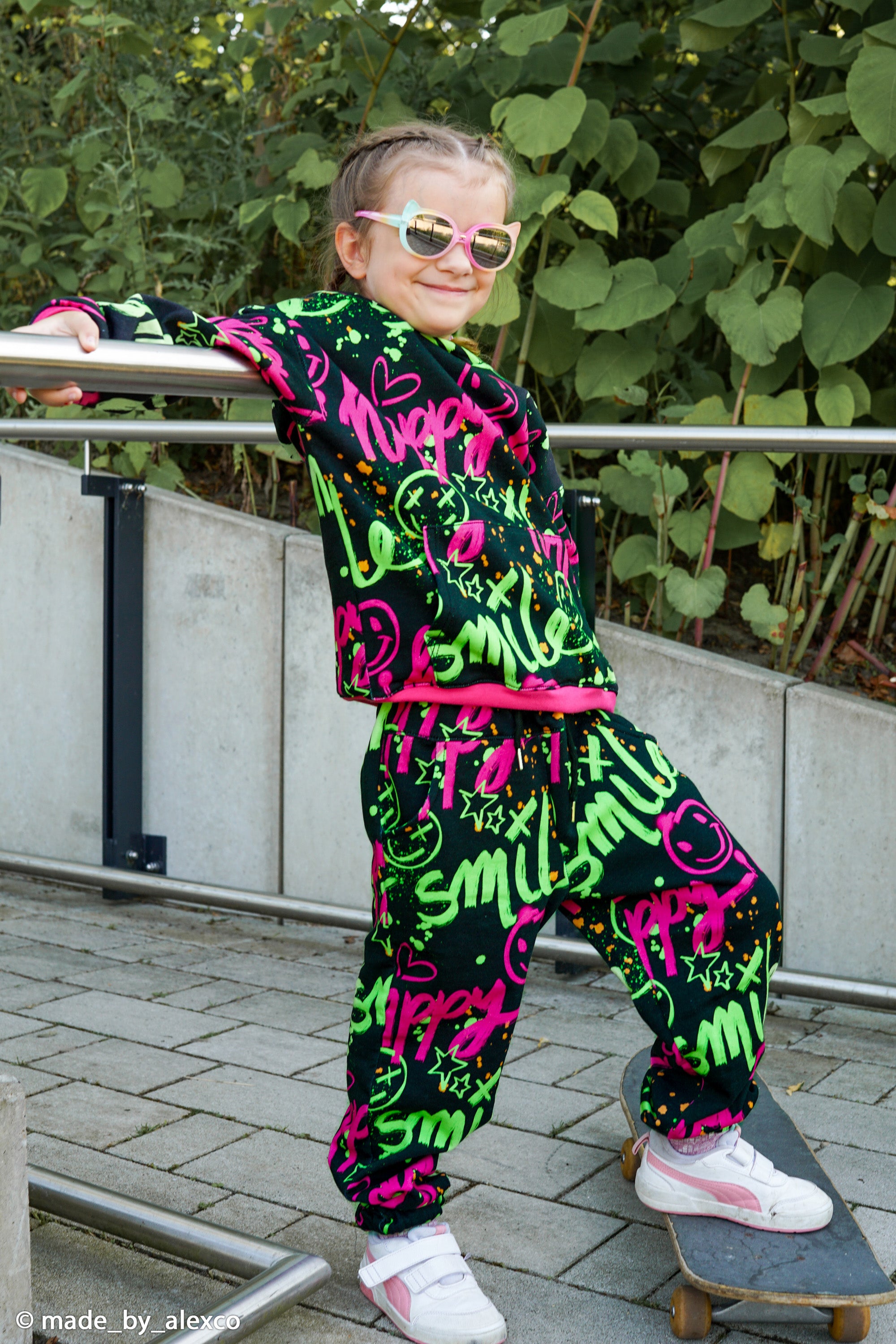 Leicht angerauter Sweat Swafing Happy Smile - Neon Graffiti - schwarz