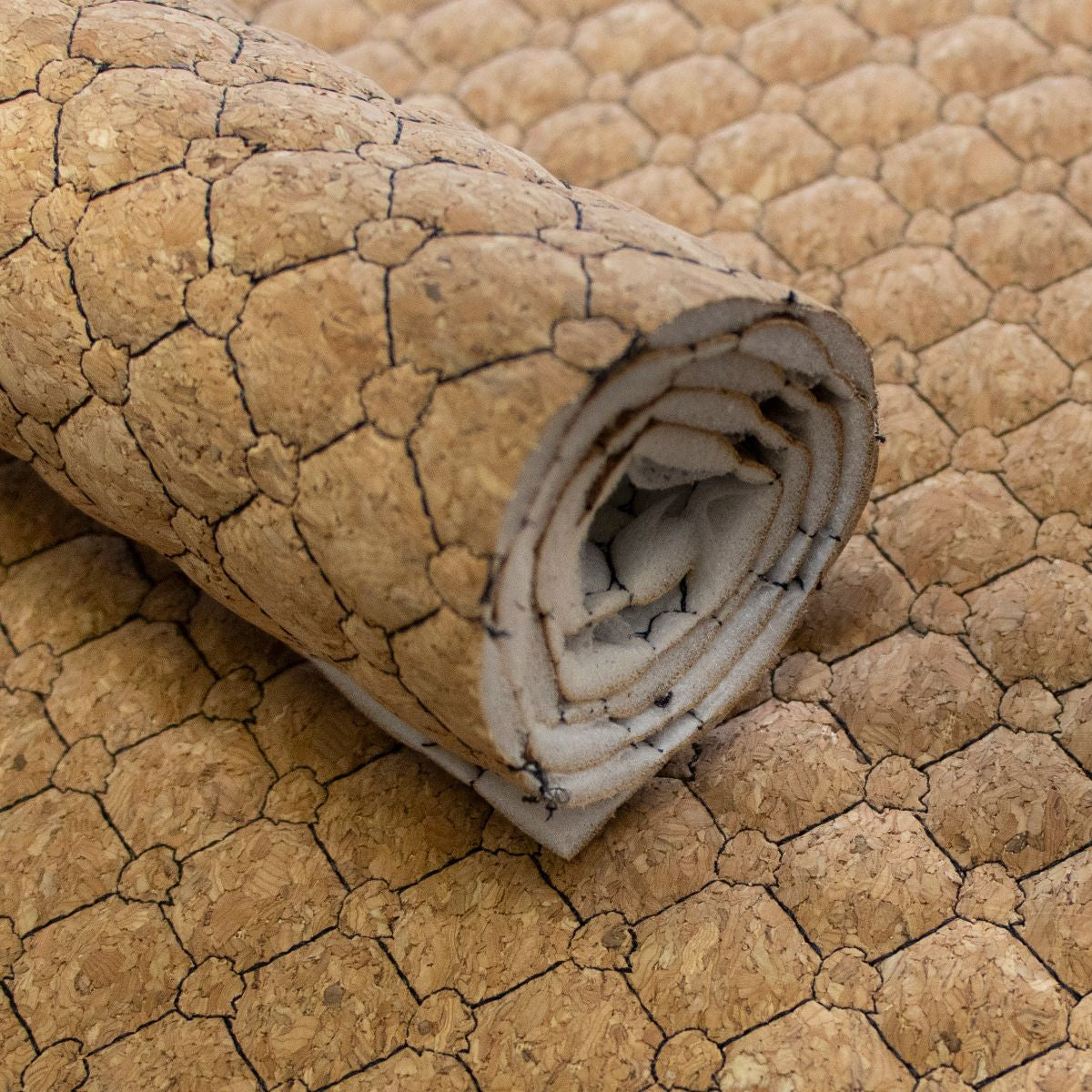 Kork Coupon ca. 50 cm x 65 cm - kleine Rauten und Kreise nahtgesteppt - schwarz