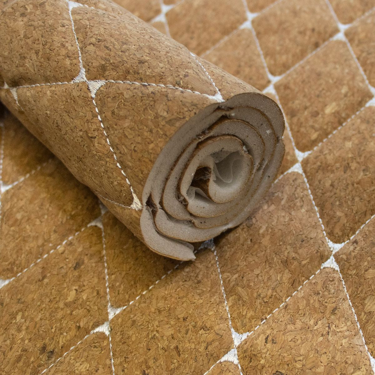 Kork Coupon ca. 50 cm x 65 cm - großes Rautenmuster nahtgesteppt - weiß