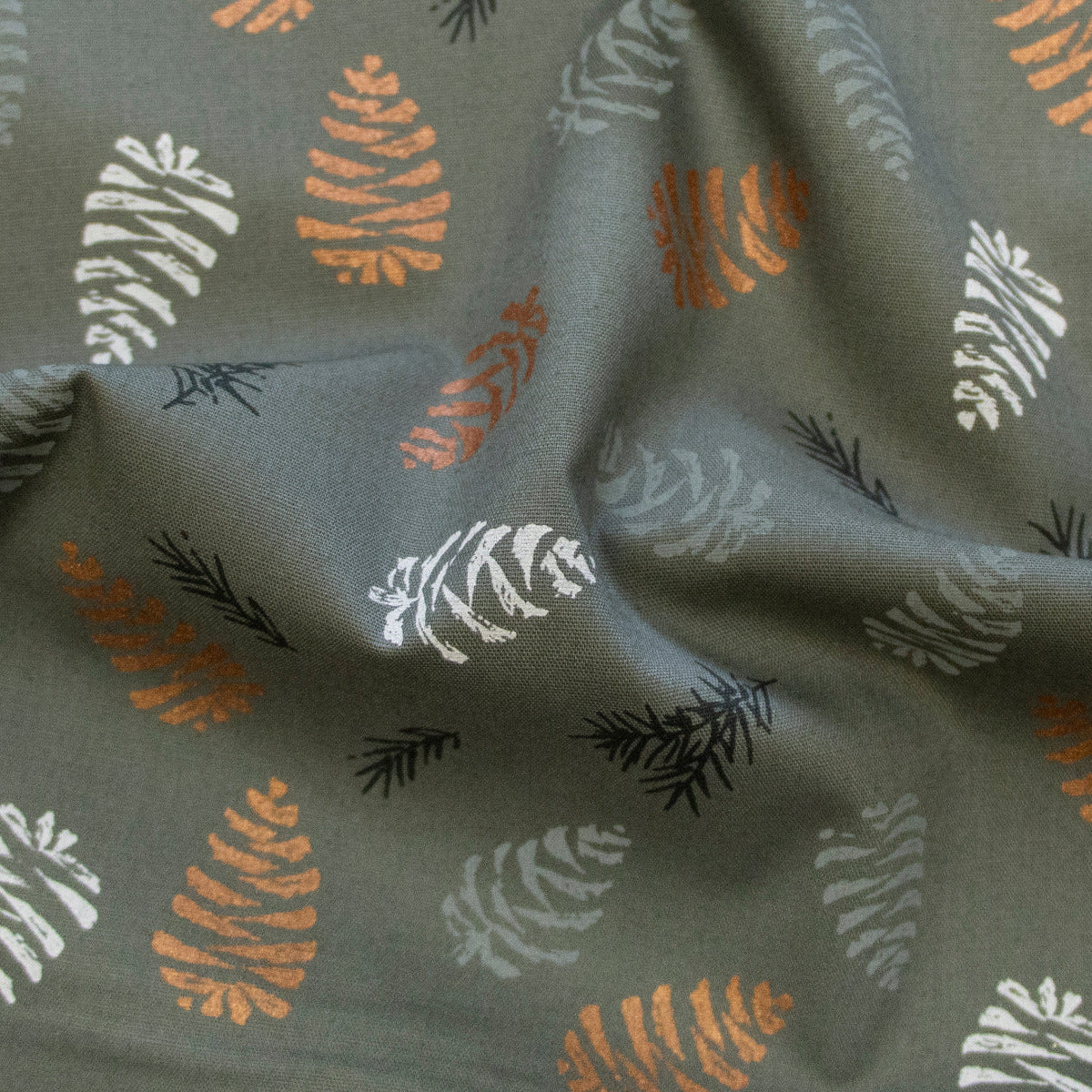 Webware Baumwolle Popeline mit Foliendruck - Tannenzapfen - Wollweiß