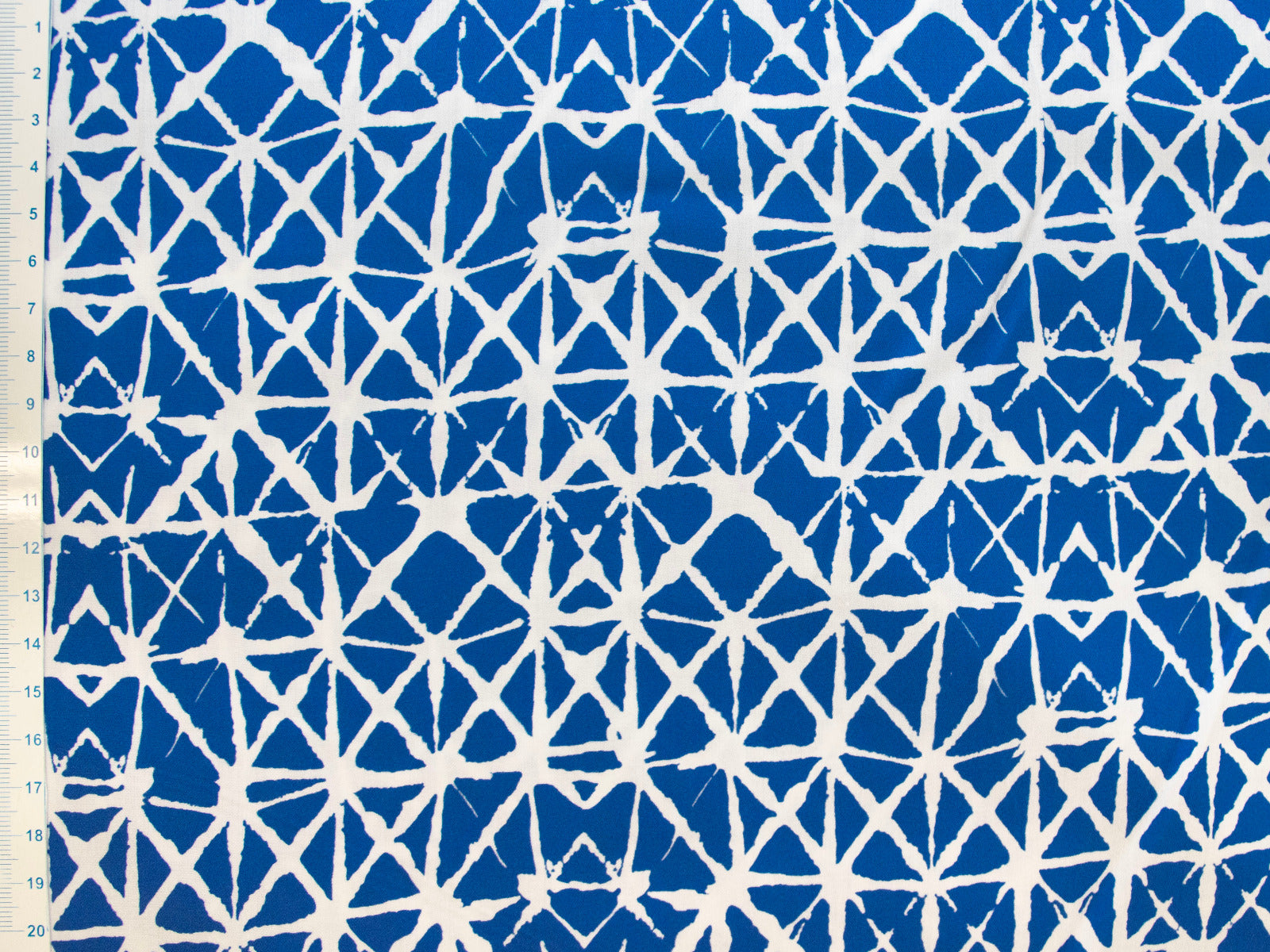 Italienische Webware Baumwolle mit Digitaldruck - Abstraktes Muster - blau - weiß