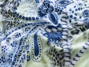 Jersey - Perlenschnüre und Paisleymuster - weiß-blau