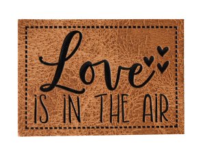 Jessy Sewing Kunstleder-Label mit aufgedruckter Nähnaht - "Love is in the air" - braun