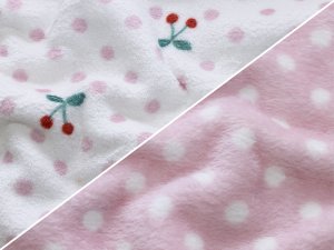 Wellnessfleece Doubleface - fruchtige Kirschen und Punkte - weiß-rosa