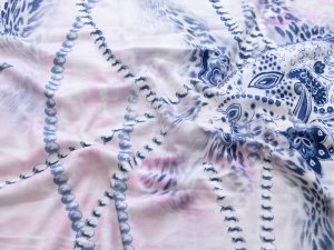 Jersey - Perlenschnüre und Paisleymuster - weiß-rosa