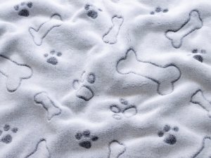 Wellnessfleece - Knochen und Pfotenabdrücke - silbergrau