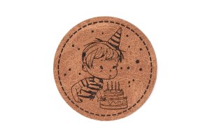 Jessy Sewing Kunstleder-Label mit aufgedruckter Nähnaht - "Birthday-Boy" - braun