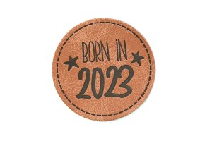 Jessy Sewing Kunstleder-Label mit aufgedruckter Nähnaht - "Born in 2023" - braun