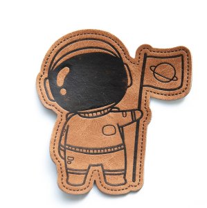 Jessy Sewing Kunstleder-Label mit aufgedruckter Nähnaht "Astronaut with Flag" - braun