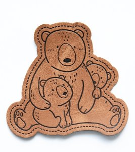 Jessy Sewing Kunstleder-Label mit aufgedruckter Nähnaht "Bearfamily" - braun