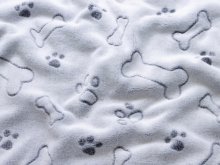 Wellnessfleece - Knochen und Pfotenabdrücke - silbergrau